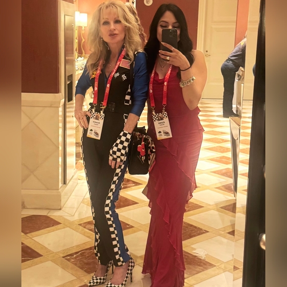 Posh Ambassador Annette - Picture 5 of 16